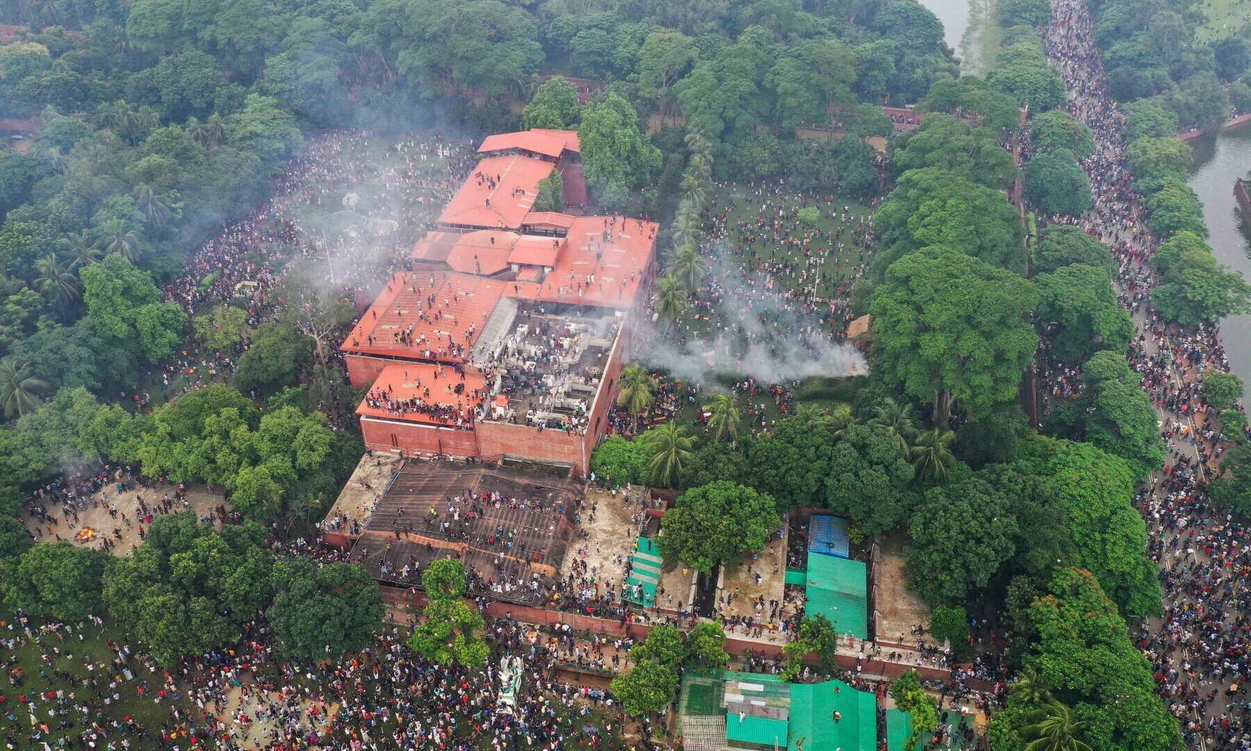 Bangladesh in Crisis: Sheikh Hasina Flees Amid Unprecedented Unrest