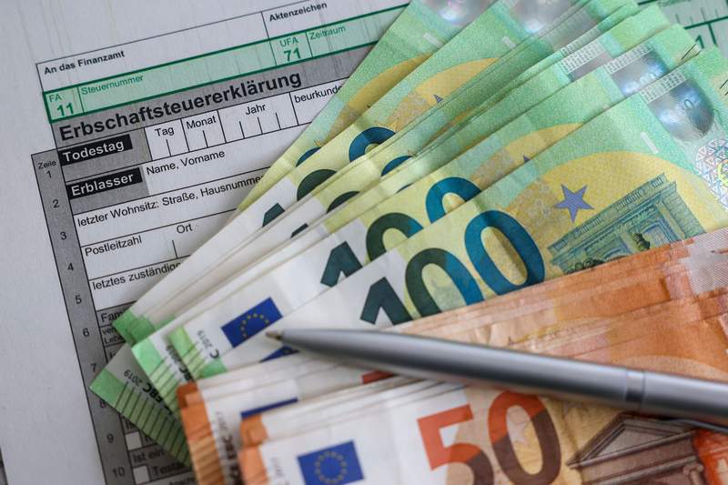 German Wage Gap Endures: Western Workers Outearn Eastern Counterparts by 17%, 35 Years Post-Reunification German Wage Gap Endures: Western Workers Outearn Eastern Counterparts by 17%, 35 Years Post-Reunification
