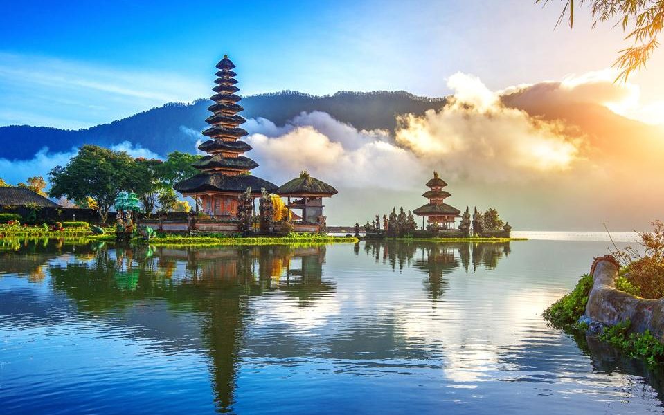 Golden Handcuffs and Golden Handshakes: Elite Multi-Generational Travel Echoes Global Power Shifts Golden Handcuffs and Golden Handshakes: Elite Multi-Generational Travel Echoes Global Power Shifts