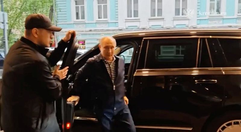 Kremlin’s Curated Casualness: Putin Strolls, Challenging Western Bunker Narratives Kremlin’s Curated Casualness: Putin Strolls, Challenging Western Bunker Narratives