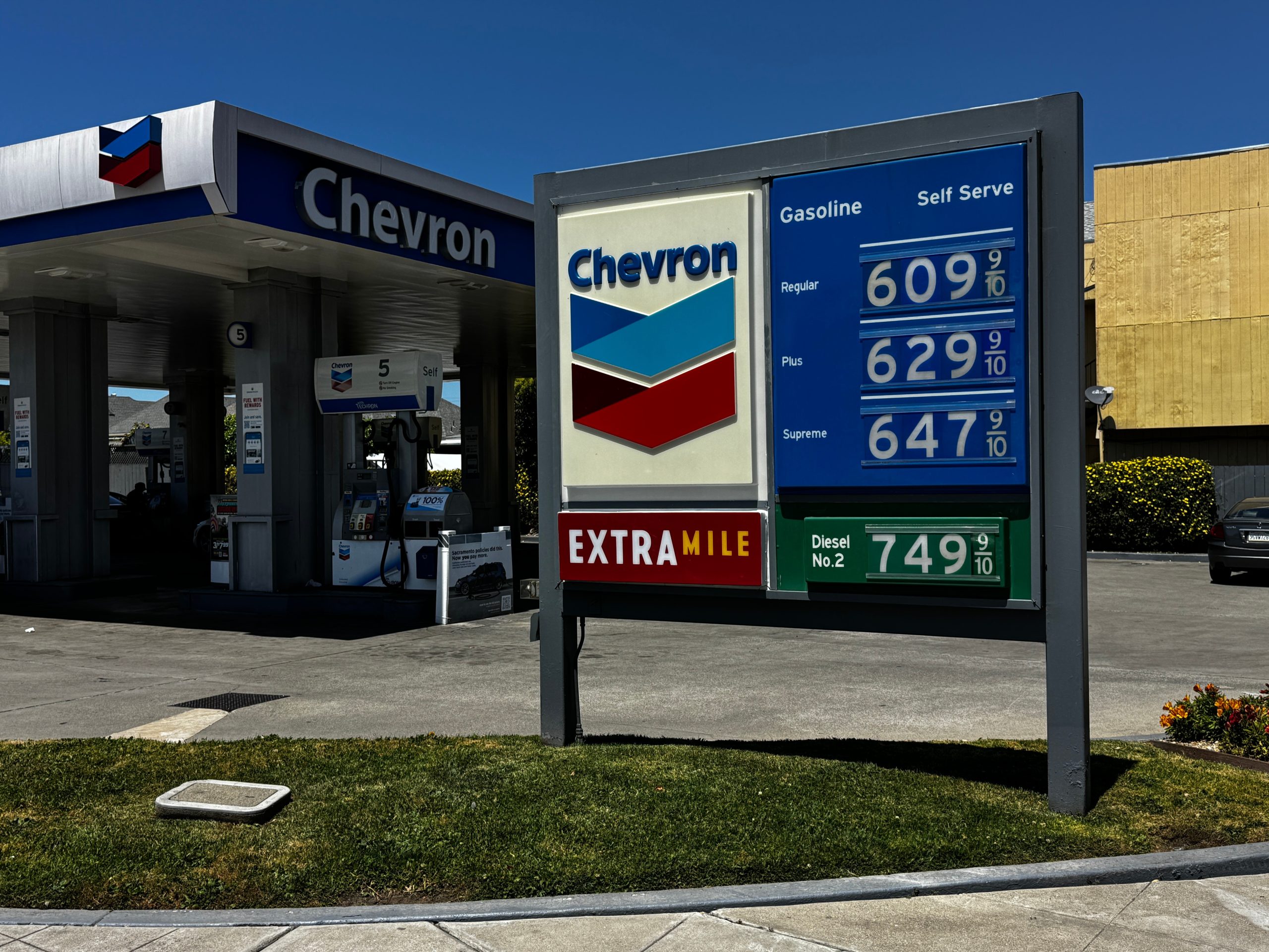Fueling Discontent: Newsom Points Finger at Chevron, Sparking Holiday Gas Pump Grumbles Fueling Discontent: Newsom Points Finger at Chevron, Sparking Holiday Gas Pump Grumbles