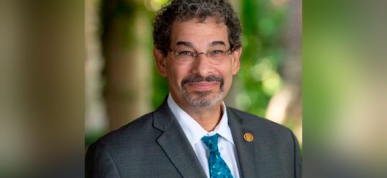 A Doctor in the House: UNM’s New Helm, and the Public University Tightrope A Doctor in the House: UNM’s New Helm, and the Public University Tightrope