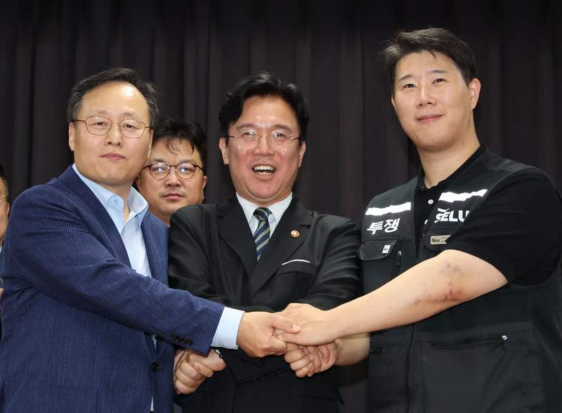 Corporate Titans Bow: Samsung’s Pay Concession Reshapes Asian Labor Landscape
