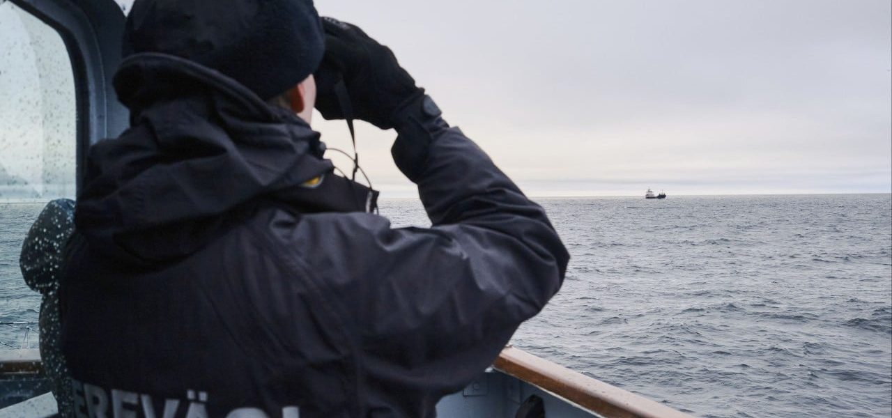 Silent War Below: The Submarine Cable Scramble Re-Shapes Geopolitics Silent War Below: The Submarine Cable Scramble Re-Shapes Geopolitics