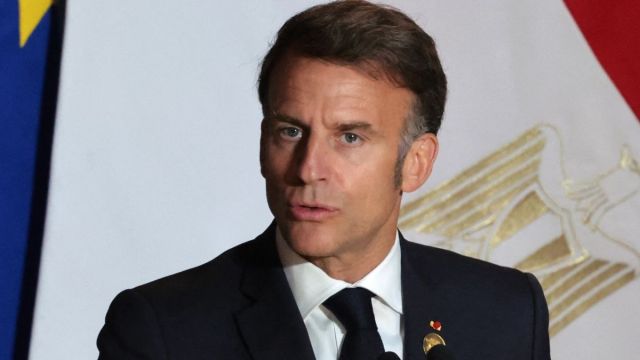 Macron’s Unscripted Act: French Decorum, Public Spat, and a Viral Rebuke Macron’s Unscripted Act: French Decorum, Public Spat, and a Viral Rebuke