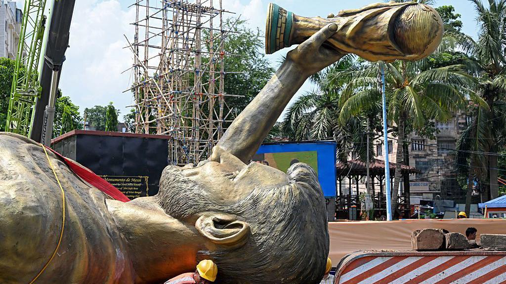 Messi’s Humbling: India’s Giant Idol Topples Amidst Bureaucratic Scrutiny Messi’s Humbling: India’s Giant Idol Topples Amidst Bureaucratic Scrutiny