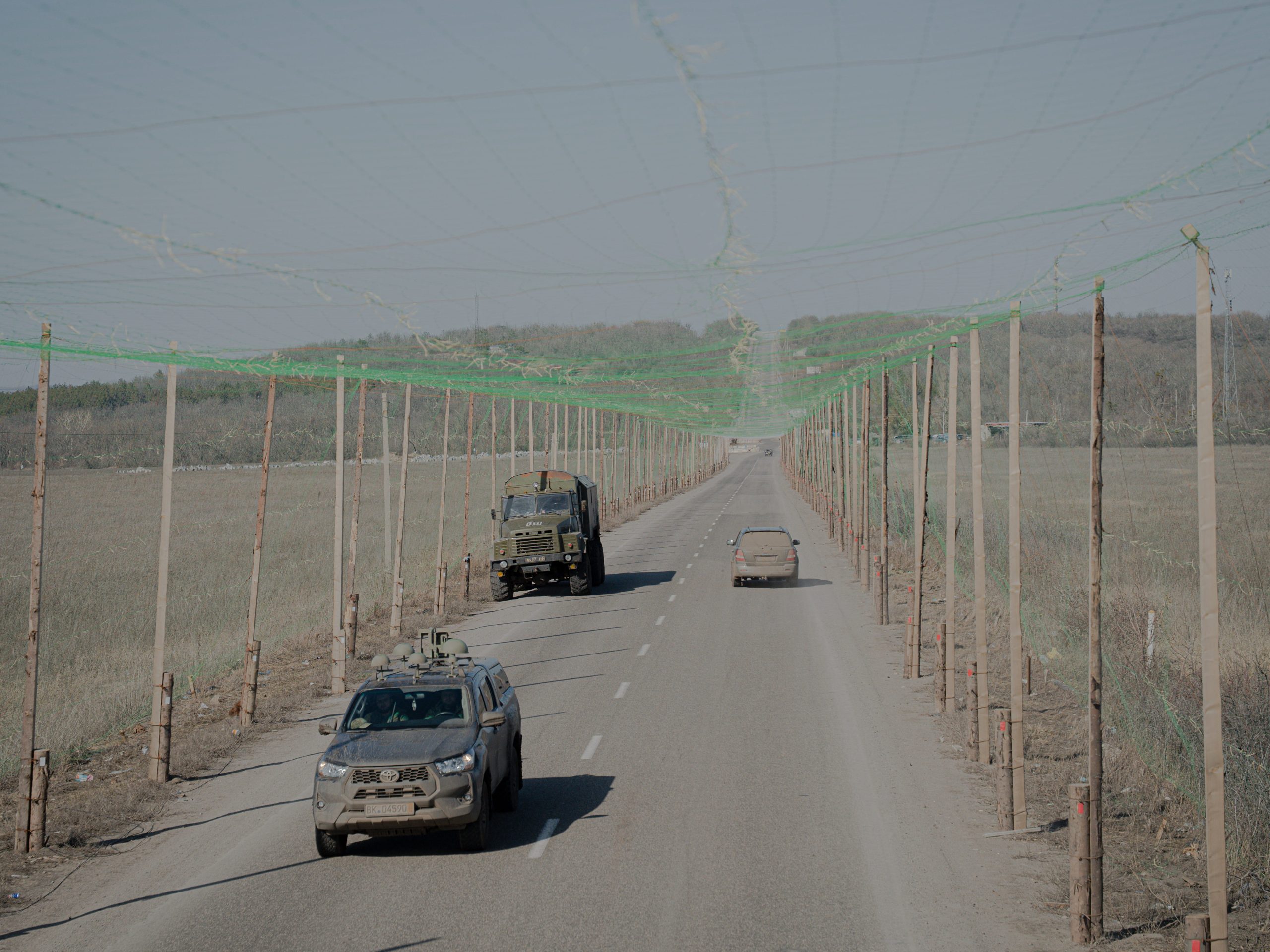 Ukraine’s Unseen Barrier: How a ‘Florida-Length’ Netting Strategy Redefines Modern War Defense