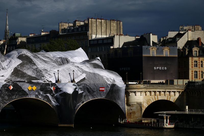 Paper Dream or Urban Nightmare? Paris Art Installation Stumbles on Public Stage Paper Dream or Urban Nightmare? Paris Art Installation Stumbles on Public Stage