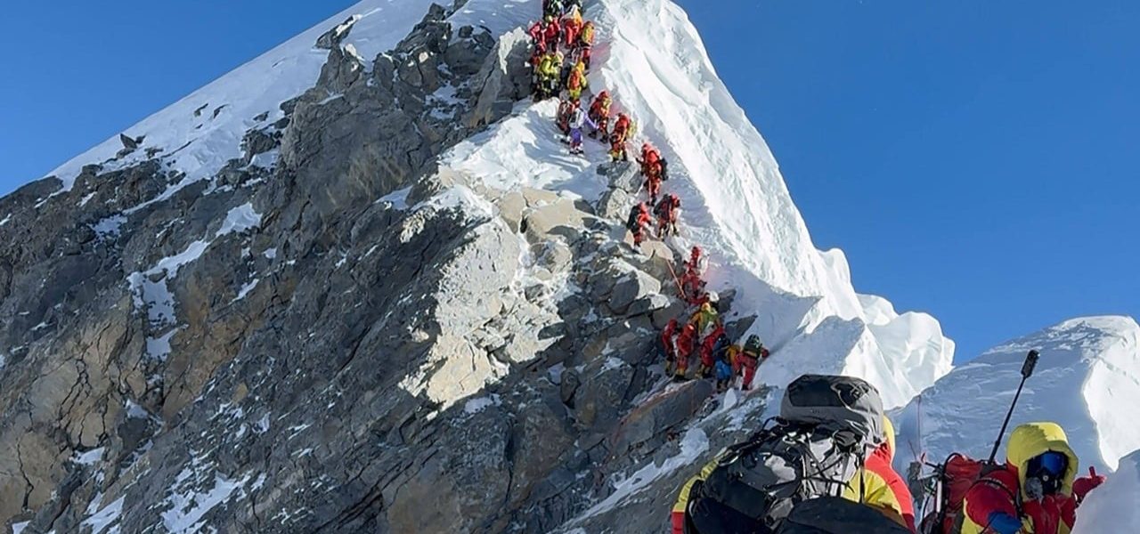 Everest’s Grim Whisper: Guide Emerges From Frozen Tomb After Six Days