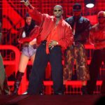 Usher Ends Awkward Onstage Interaction with Fan at Concert Usher Ends Awkward Onstage Interaction with Fan at Concert