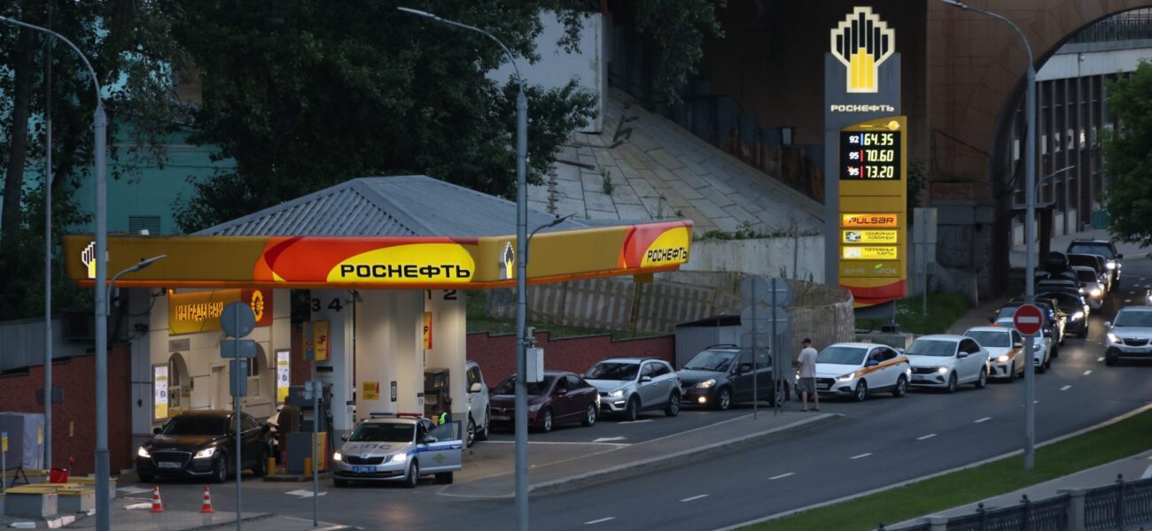 Shadows of Scarcity: Russia’s Fuel Lines Spark Nostalgia for Unwanted Era Shadows of Scarcity: Russia’s Fuel Lines Spark Nostalgia for Unwanted Era