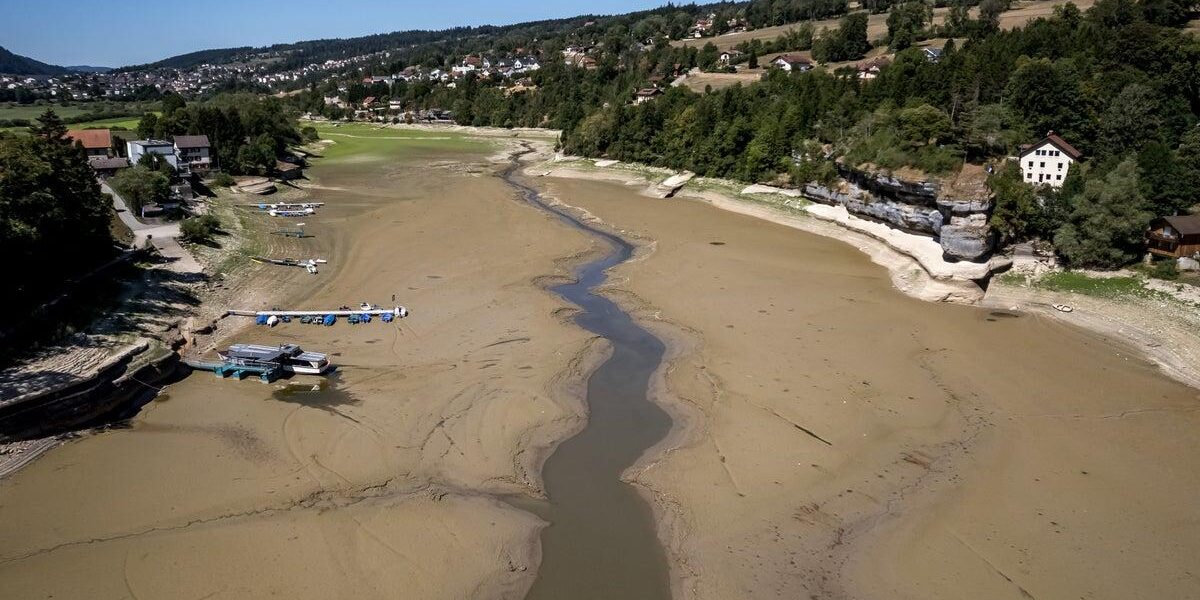 Instagram-Famous Swiss Border Lake Dries Up Amid Brutal Heatwaves Instagram-Famous Swiss Border Lake Dries Up Amid Brutal Heatwaves