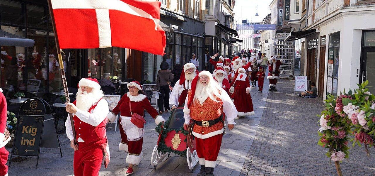 Red Suits and Sunstroke: Santa’s Mid-Summer March Sparks Wry Reflection Red Suits and Sunstroke: Santa’s Mid-Summer March Sparks Wry Reflection