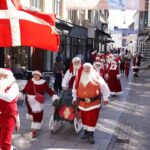 Red Suits and Sunstroke: Santa’s Mid-Summer March Sparks Wry Reflection Red Suits and Sunstroke: Santa’s Mid-Summer March Sparks Wry Reflection