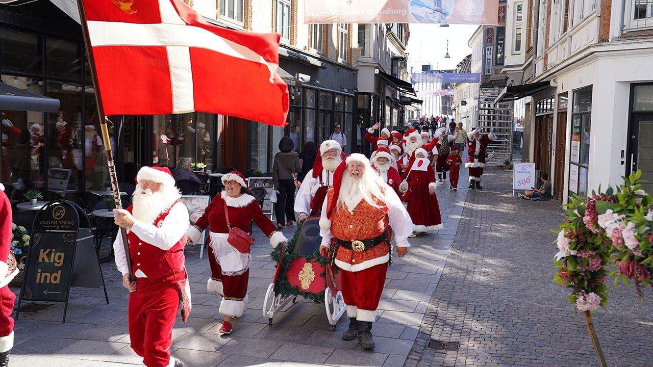 Red Suits and Sunstroke: Santa’s Mid-Summer March Sparks Wry Reflection Red Suits and Sunstroke: Santa’s Mid-Summer March Sparks Wry Reflection