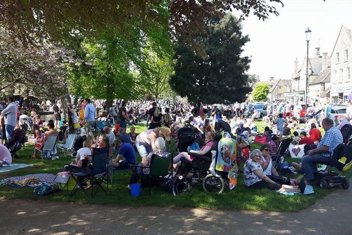 Cotswold Village Overwhelmed by Tourist Influx, Residents Claim Cotswold Village Overwhelmed by Tourist Influx, Residents Claim