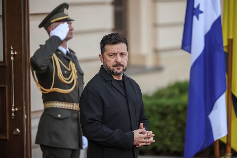 Zelenskiy’s Trump Move: Securing Ukraine’s US Aid Zelenskiy’s Trump Move: Securing Ukraine’s US Aid