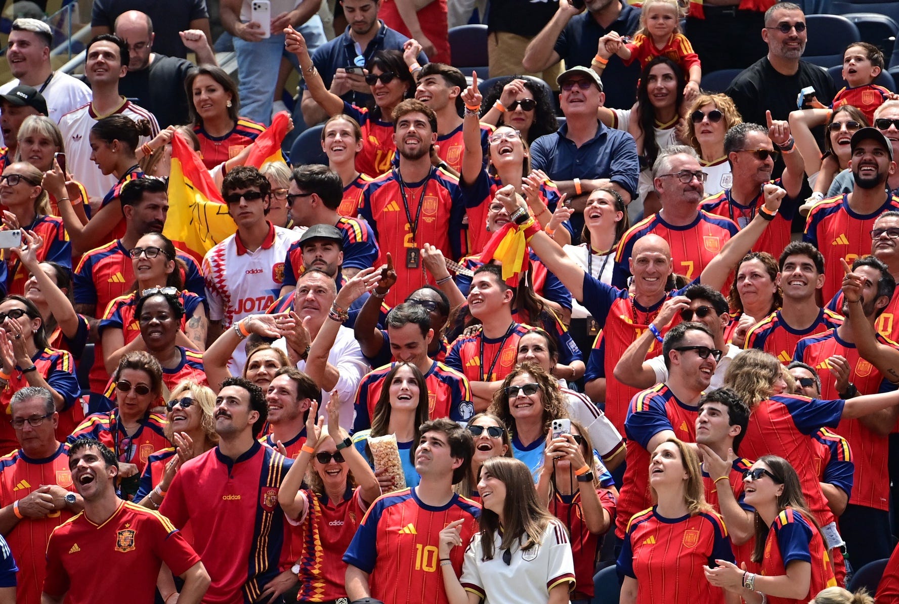 The Golden Thread and the Cheap Jersey: Unpacking Football’s Economic Hypnosis Amidst World Cup Frenzy The Golden Thread and the Cheap Jersey: Unpacking Football’s Economic Hypnosis Amidst World Cup Frenzy