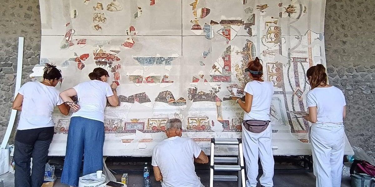Pompeii Archaeologists Reveal Partially Reconstructed Frescoed Banquet Hall Ceiling Pompeii Archaeologists Reveal Partially Reconstructed Frescoed Banquet Hall Ceiling