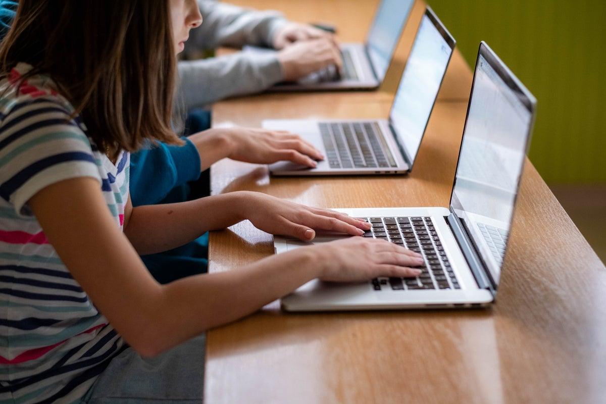 Six States Introduce Classroom Screen Time Regulations Amid Shifting Tech Policies