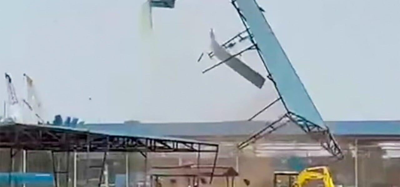 Tornado Strikes Indonesian Construction Site, Workers Flee Tornado Strikes Indonesian Construction Site, Workers Flee