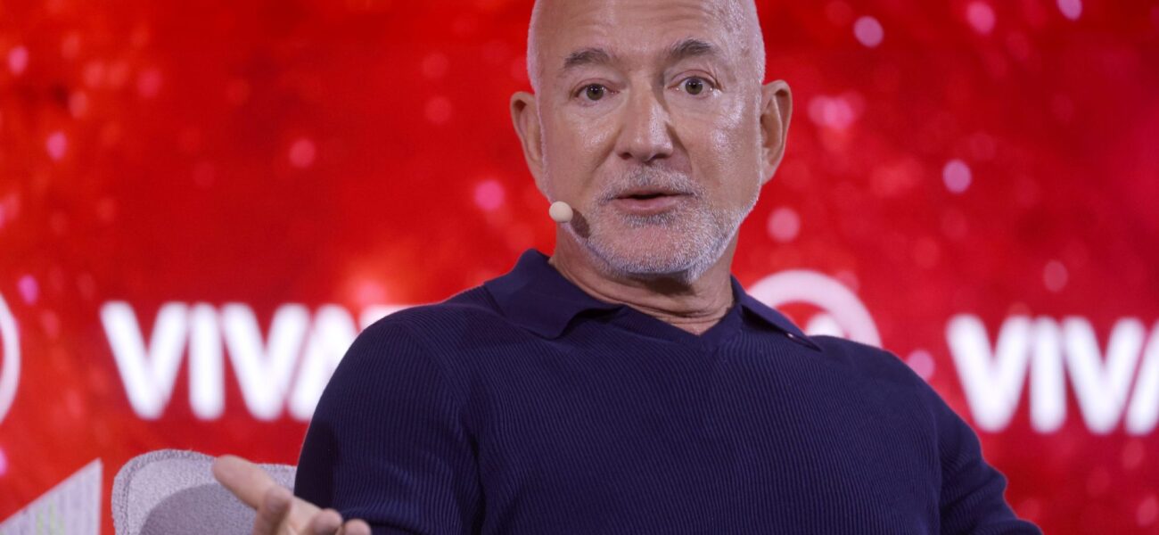 Bezos’ Orbital Ambition: Blue Origin Scrambles for Cash as SpaceX Stumbles Bezos’ Orbital Ambition: Blue Origin Scrambles for Cash as SpaceX Stumbles