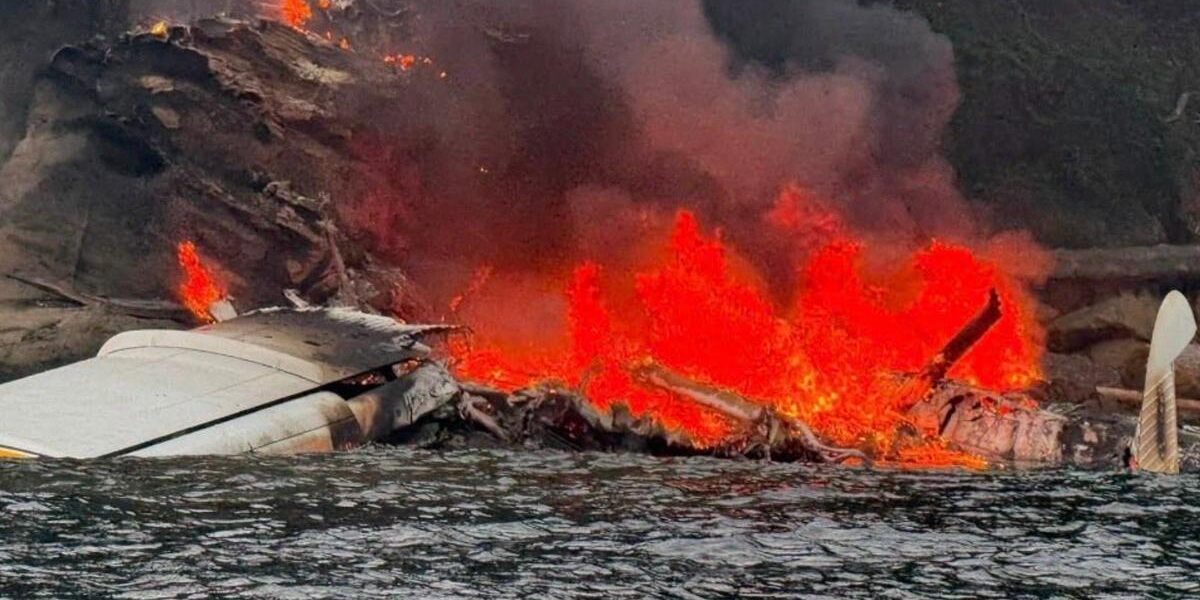 Seaplane Crash: 11 Passengers Survive Fiery Blaze off Washington Island Seaplane Crash: 11 Passengers Survive Fiery Blaze off Washington Island
