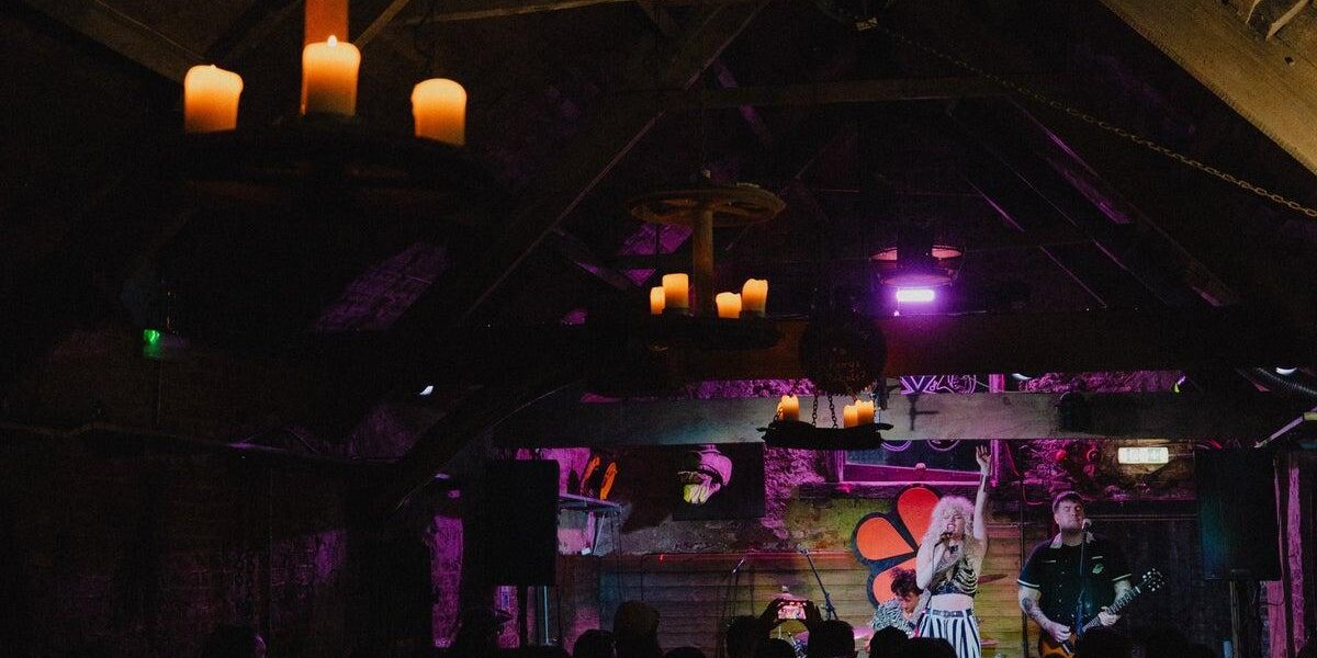 Yorkshire Music Venue Pealie’s Barn Merges Rustic Charm and Community Spirit Yorkshire Music Venue Pealie’s Barn Merges Rustic Charm and Community Spirit