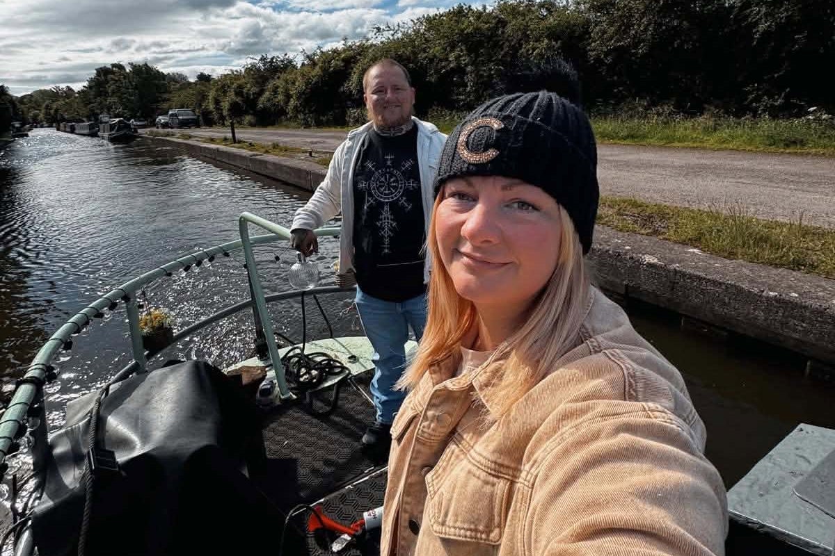 Couple Quits Day Jobs to Save £1,200 Monthly Living on Canal Boat Couple Quits Day Jobs to Save £1,200 Monthly Living on Canal Boat