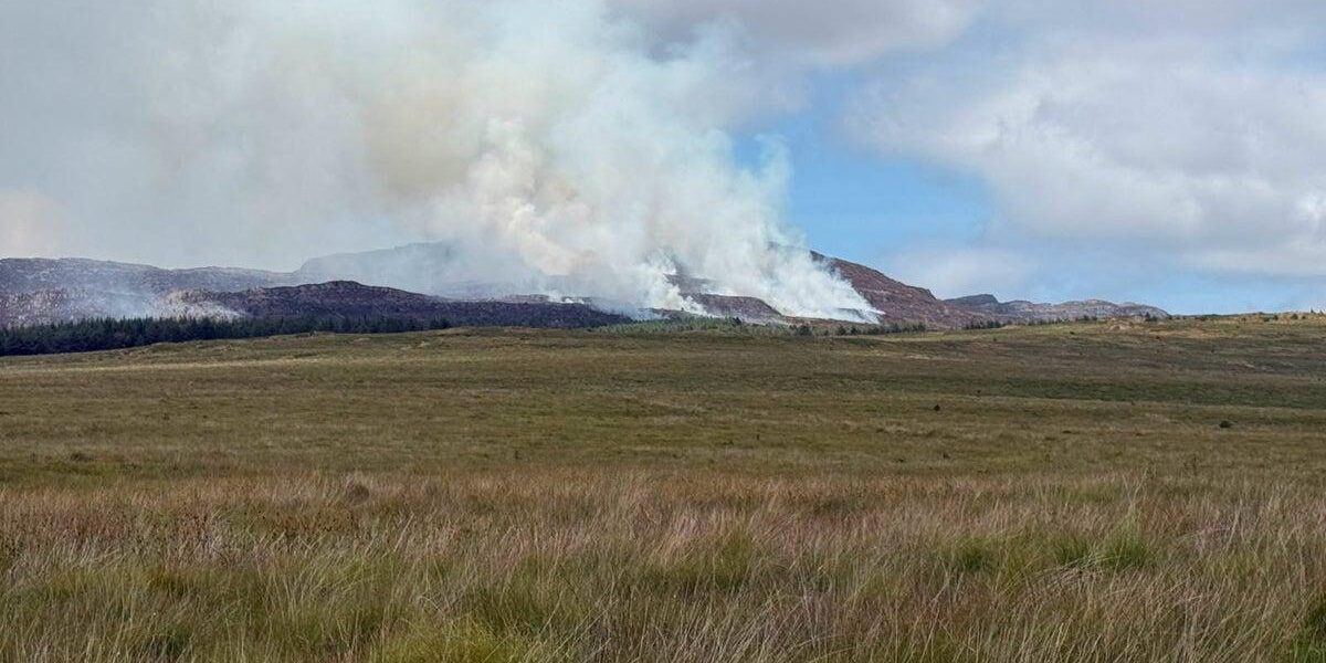 Firefighting Helicopter Deployed to Combat Wildfire at UK Beauty Spot Firefighting Helicopter Deployed to Combat Wildfire at UK Beauty Spot