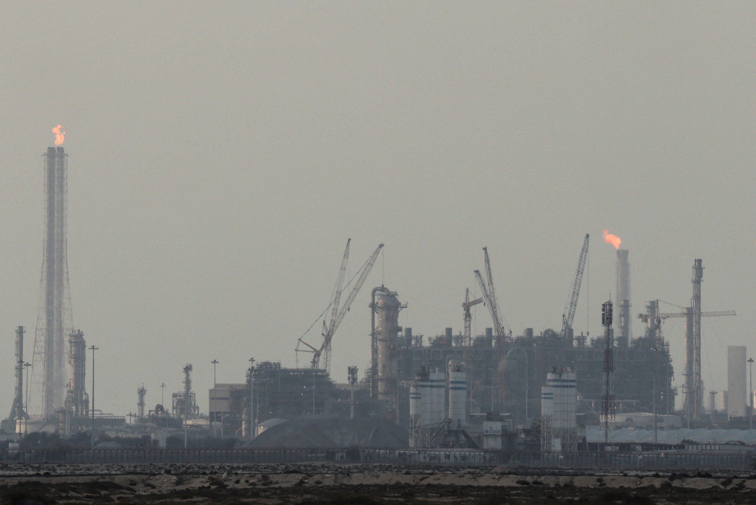 Desert Sands Shift: Gulf LNG Giants Confront Asia’s Waning Appetite