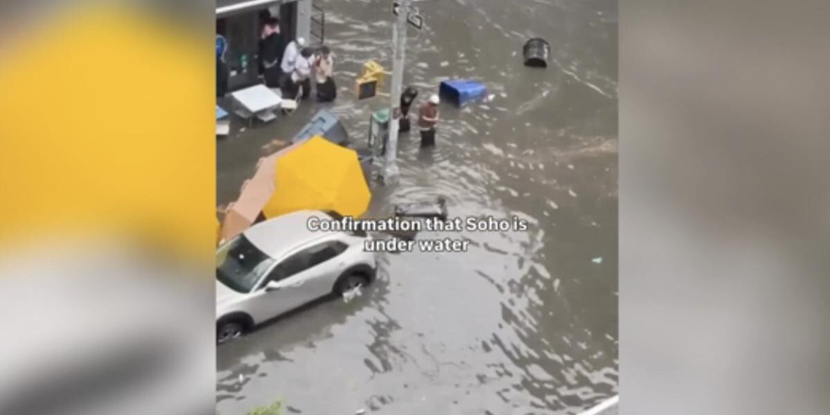 Flash Floods Paralyze New York City, Commuters Navigate Knee-High Water Flash Floods Paralyze New York City, Commuters Navigate Knee-High Water