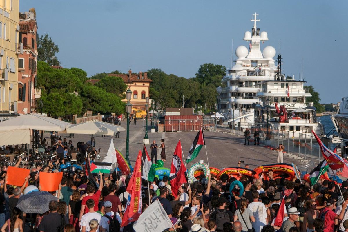 Protests Erupt in Venice as Trump Envoy Arrives on Luxury Yacht