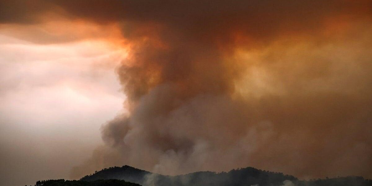 Fire Cloud Phenomenon: French Firefighters Battle Gigantic Inferno Near Bordeaux Fire Cloud Phenomenon: French Firefighters Battle Gigantic Inferno Near Bordeaux