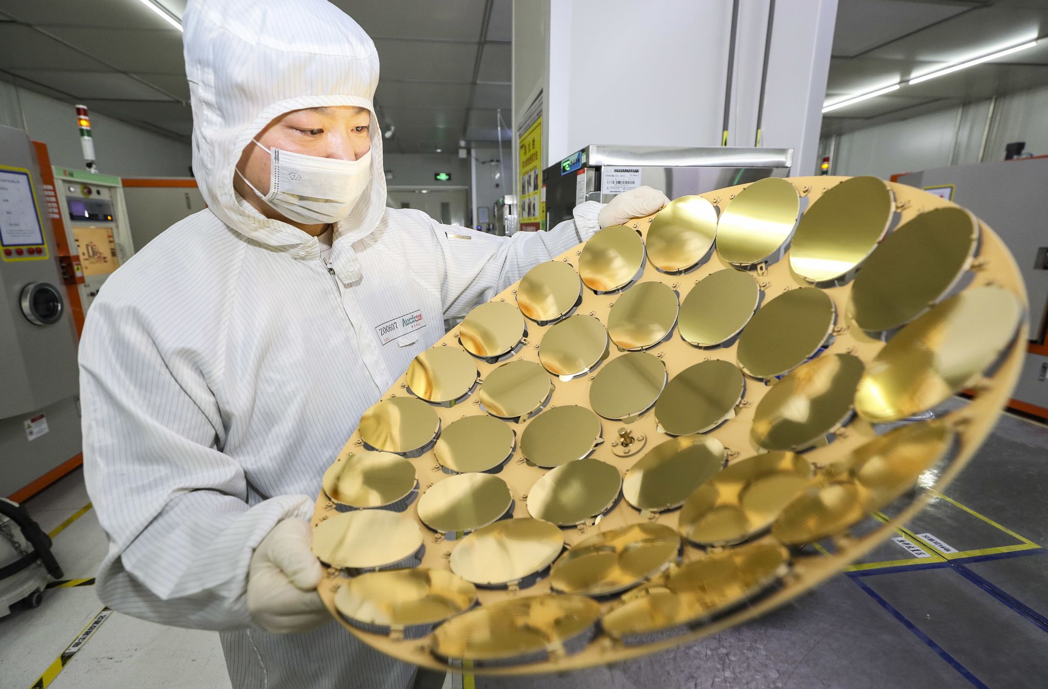 China’s Factories Hum: Defying Global Economic Chill