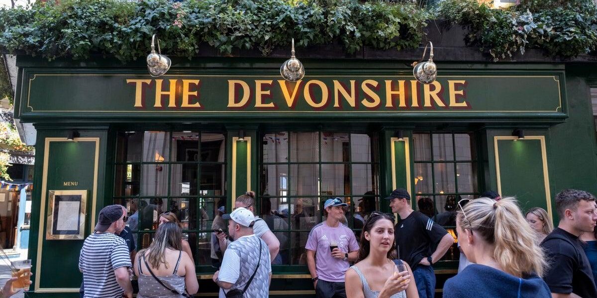 London Mayor Criticizes Pub Standing Restrictions in Soho and West End