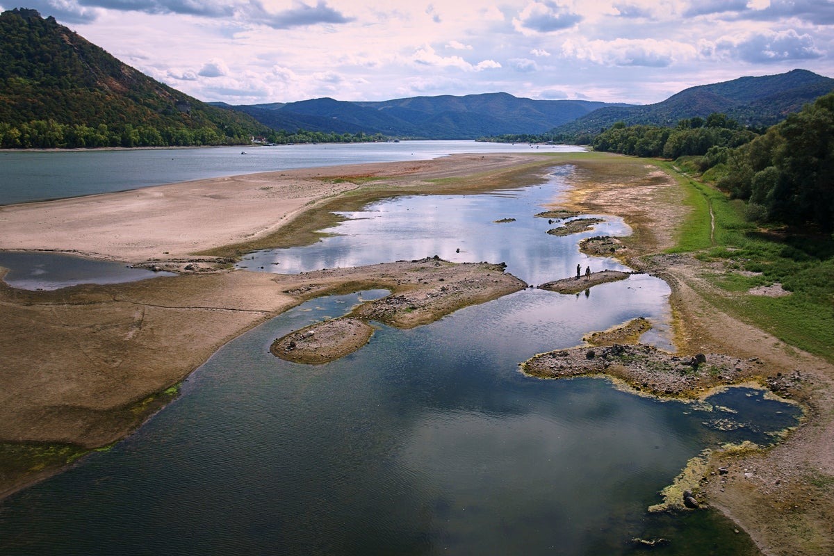 Hungary’s Severe Water Crisis: Lake Velence Hits Record-Low Levels Hungary’s Severe Water Crisis: Lake Velence Hits Record-Low Levels