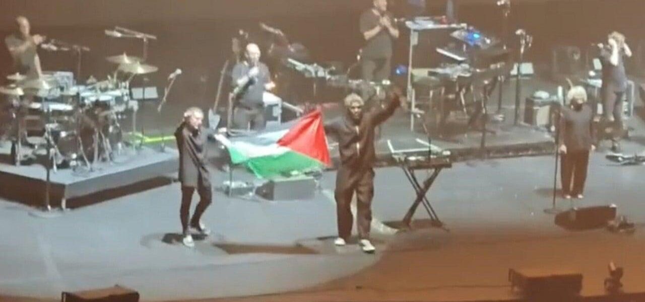 Massive Attack Banned from Singapore After On-Stage Palestinian Flag Display Massive Attack Banned from Singapore After On-Stage Palestinian Flag Display