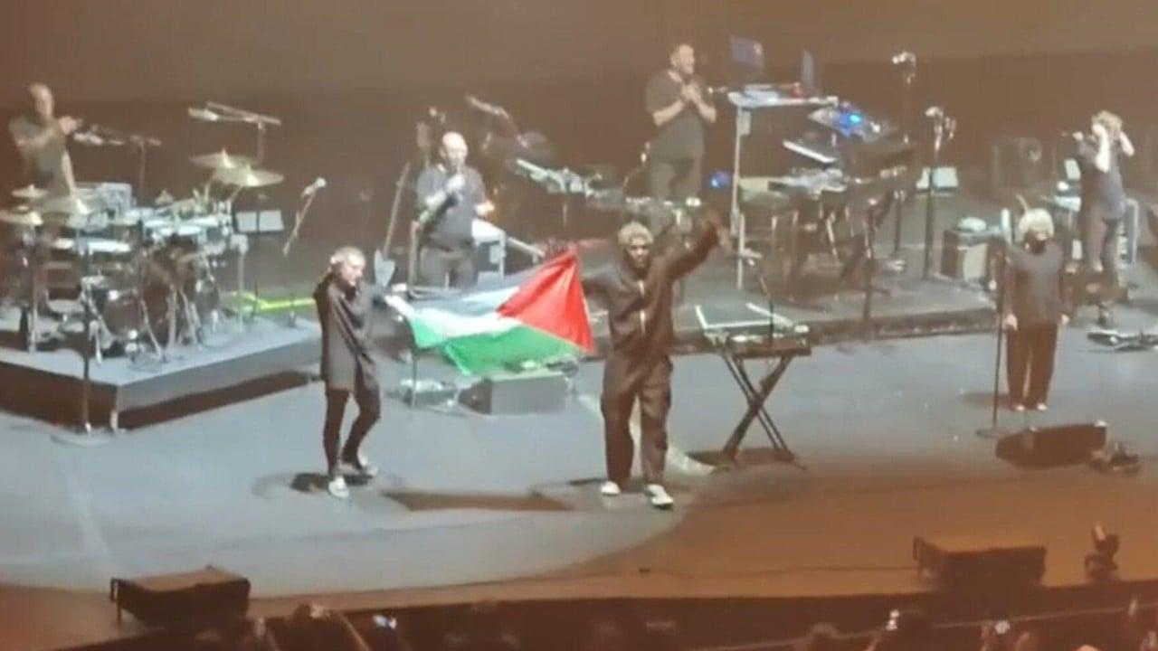 Massive Attack Banned from Singapore After On-Stage Palestinian Flag Display Massive Attack Banned from Singapore After On-Stage Palestinian Flag Display