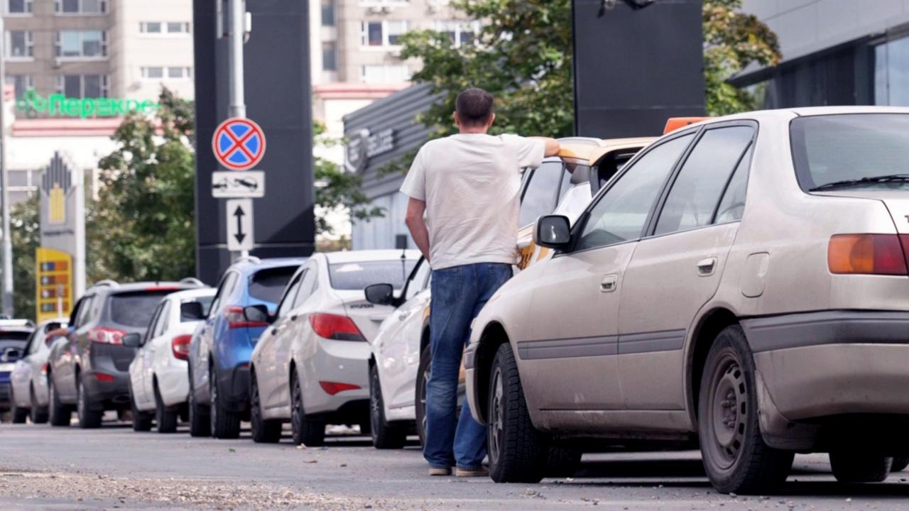 Moscow Faces Petrol Shortage Amid Russian Flag Day Celebrations