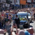 Hundreds Pay Tribute to Bonnie Tyler in Welsh Pre-Funeral Procession Hundreds Pay Tribute to Bonnie Tyler in Welsh Pre-Funeral Procession