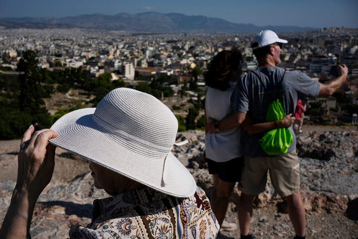Sunhats Proliferate in Athens as Heat Intensifies and Crowds Flock to Ancient Sites Sunhats Proliferate in Athens as Heat Intensifies and Crowds Flock to Ancient Sites