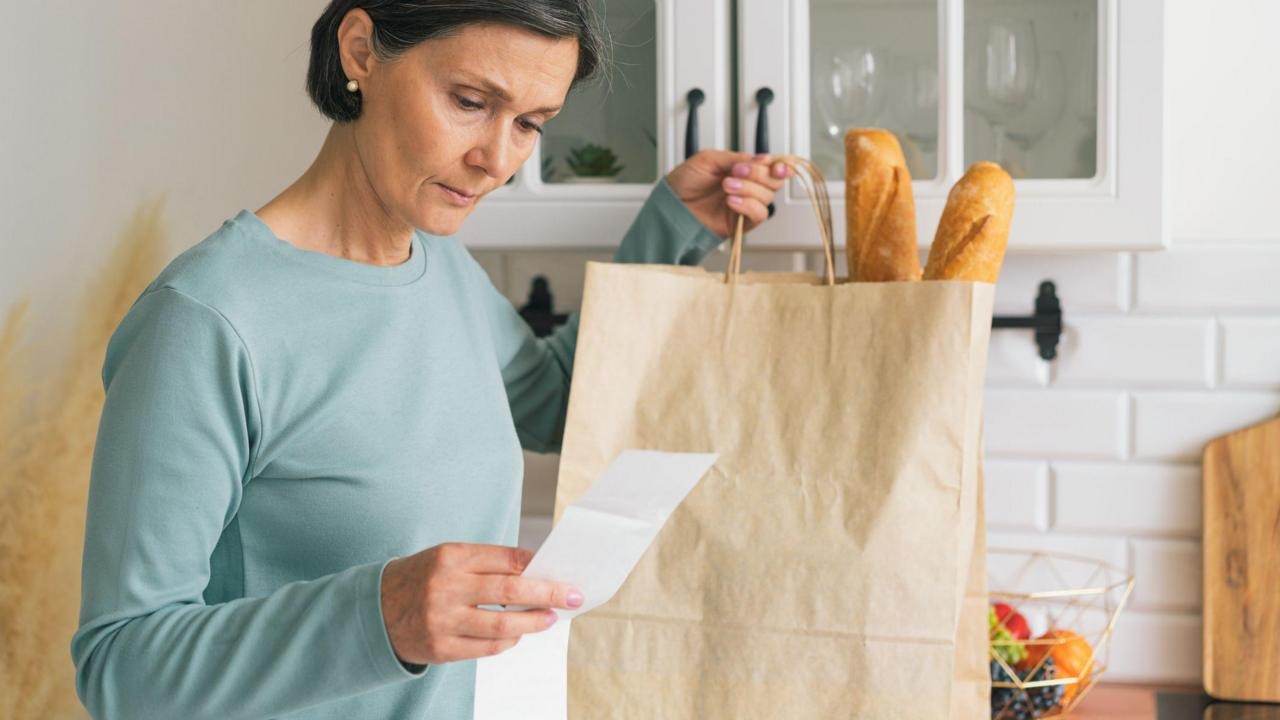 UK Inflation Surges to 2.9%, Complicating Economic Policy UK Inflation Surges to 2.9%, Complicating Economic Policy