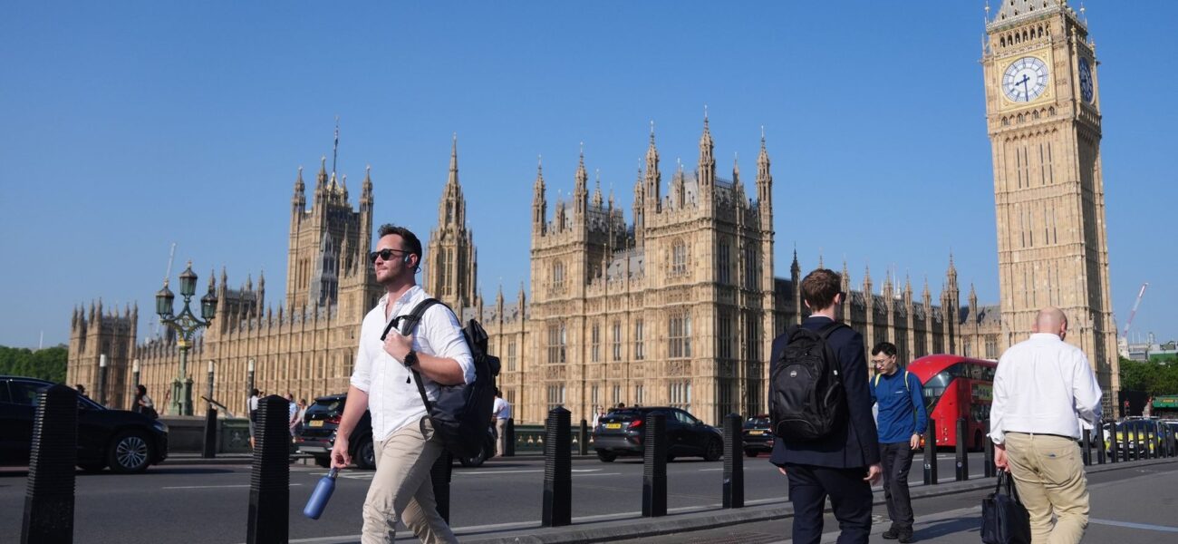 UK Job Market Stabilizes: Job Vacancies Reach Five-Year Low