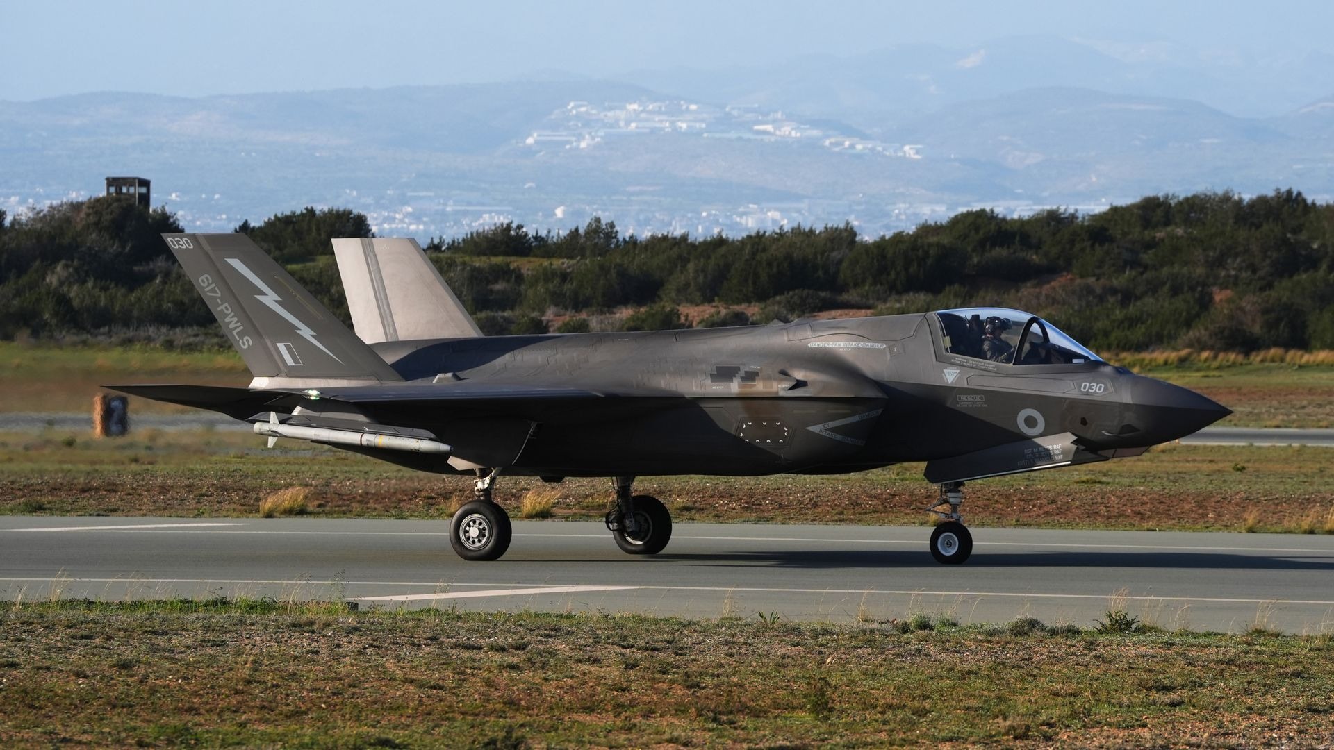 UK Defense Workers Awaiting Pay Rise Until Next Year UK Defense Workers Awaiting Pay Rise Until Next Year