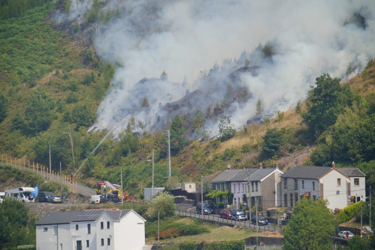 Deliberate Welsh Mountain Fire: Major Incident Underway as Crews Battle Blaze Deliberate Welsh Mountain Fire: Major Incident Underway as Crews Battle Blaze