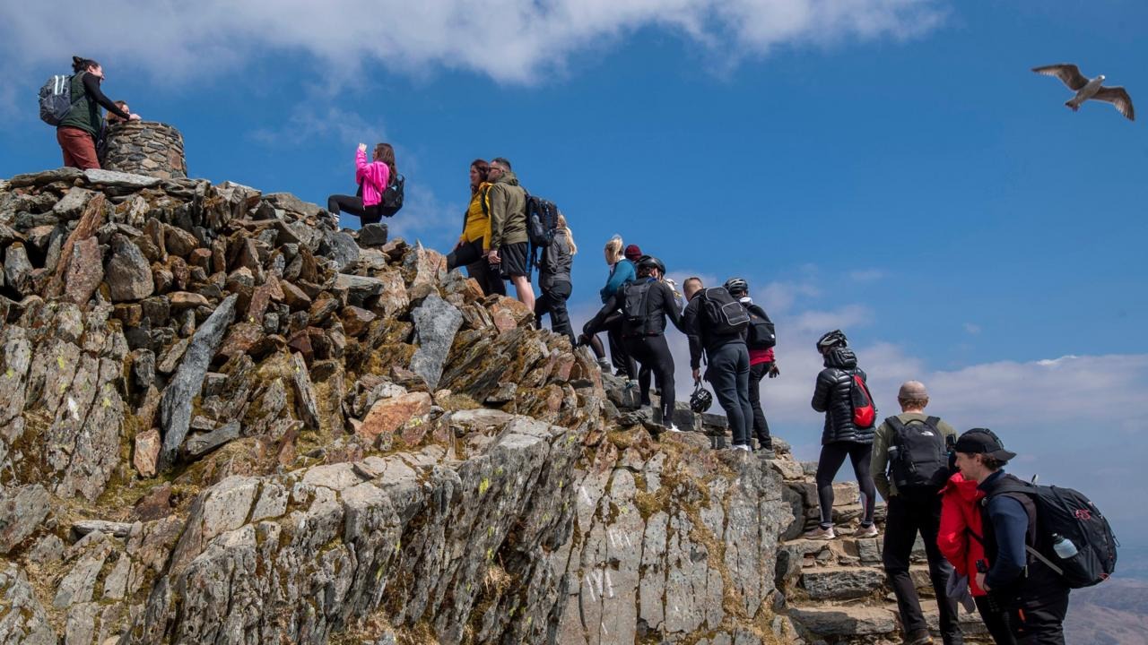 Controversy Erupts Over Queue-Skipping on Wales’ Highest Peak Controversy Erupts Over Queue-Skipping on Wales’ Highest Peak