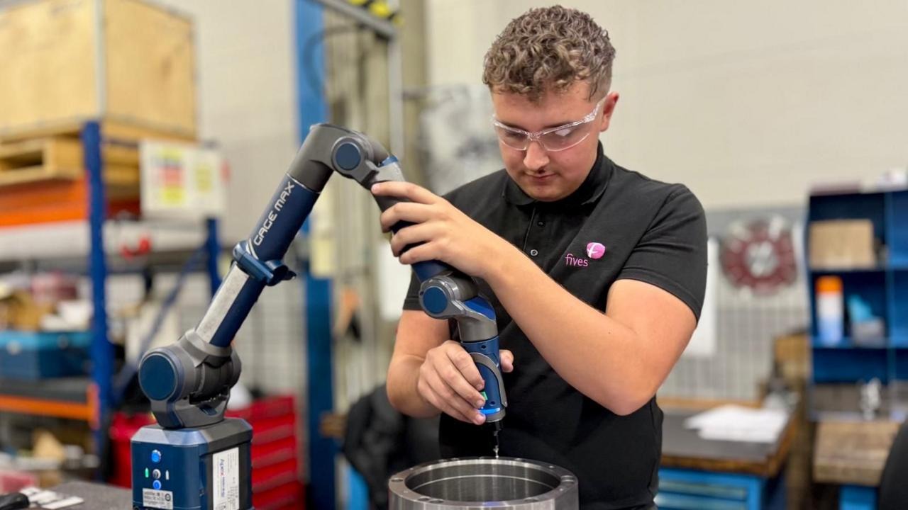 Demand for Degree Apprenticeships in England Quadruples Amid Rising University Costs