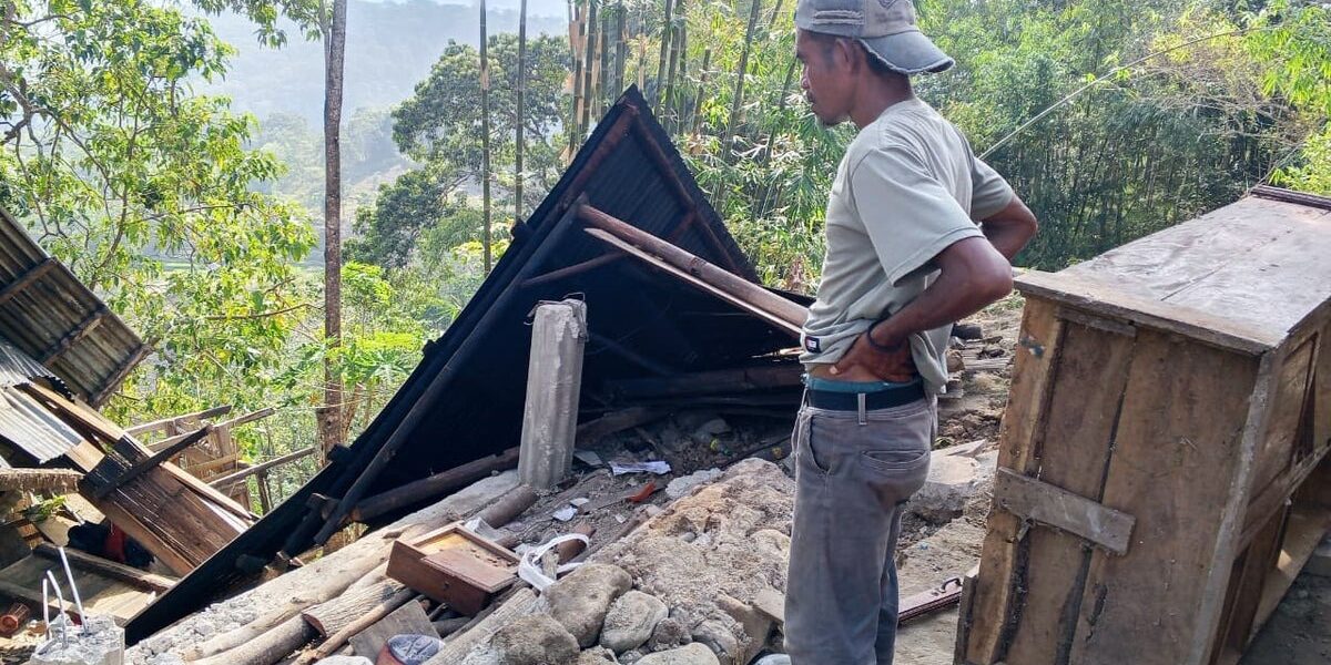 7.7 Magnitude Earthquake Hits Indonesia, Claims Lives and Causes Panic