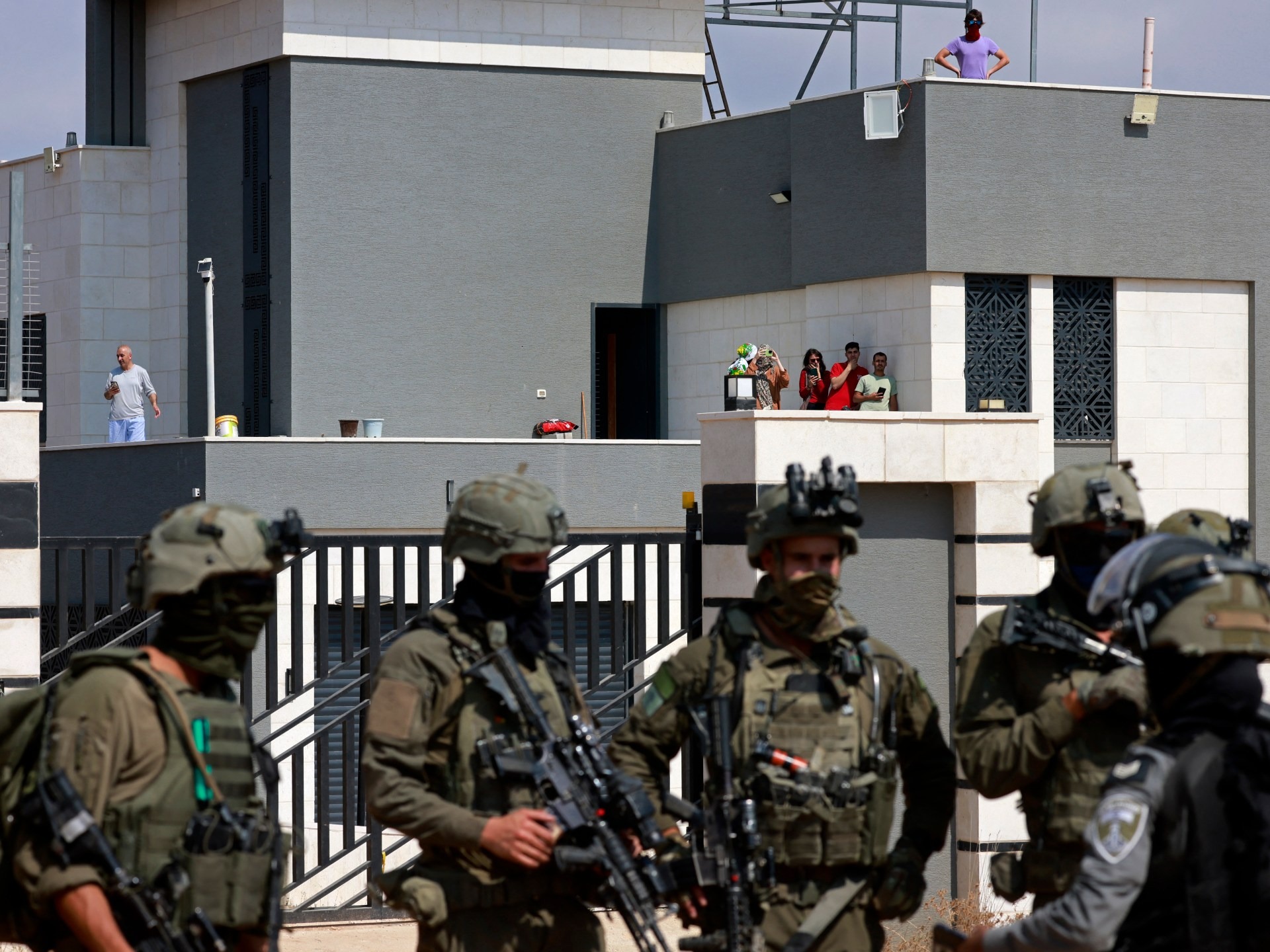 Israeli Wounded in West Bank Stabbing; Wide Search Launched Israeli Wounded in West Bank Stabbing; Wide Search Launched